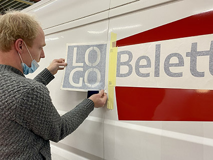 Logo's en teksten uithangen