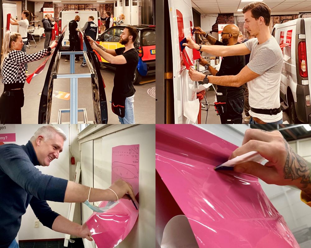 Cursisten plakken zelfklevende folies op diverse vlakke en gebogen ondergronden tijdens de Appcademy signmaker cursus
