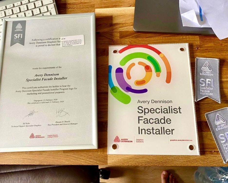 Avery Dennison Specialist Facade Installer Certificaat en schild voor aan gevel