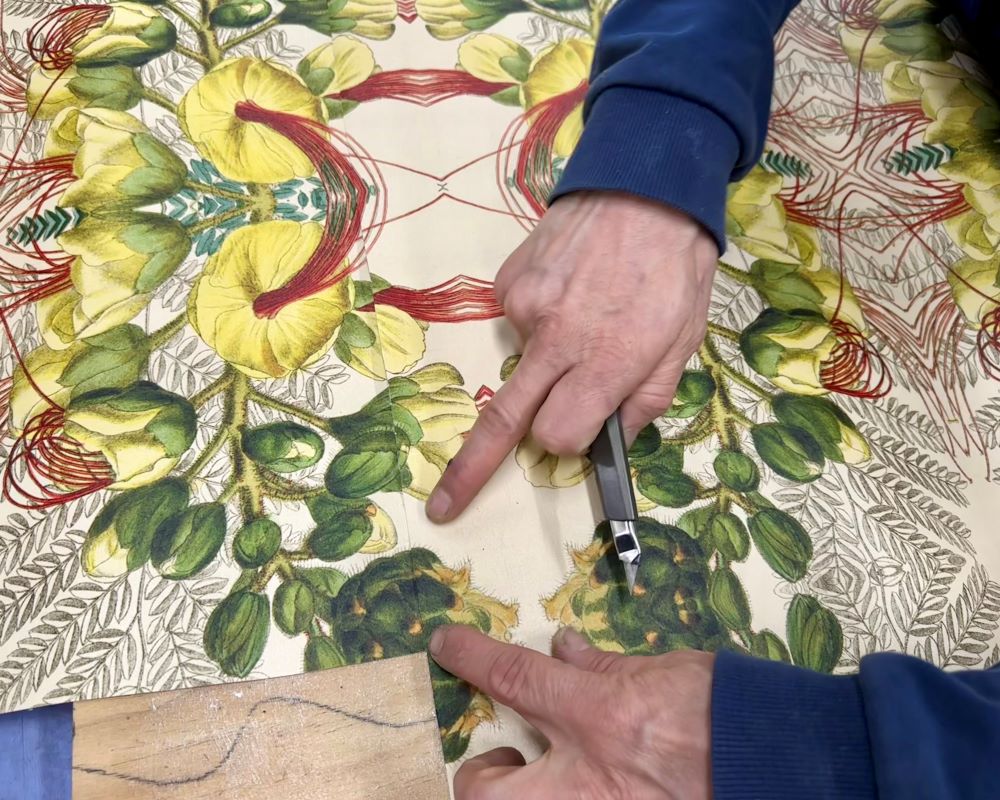 Cursisten oefenen op patroon plakken tijdens Appcademy Naadloos fotobehang cursus