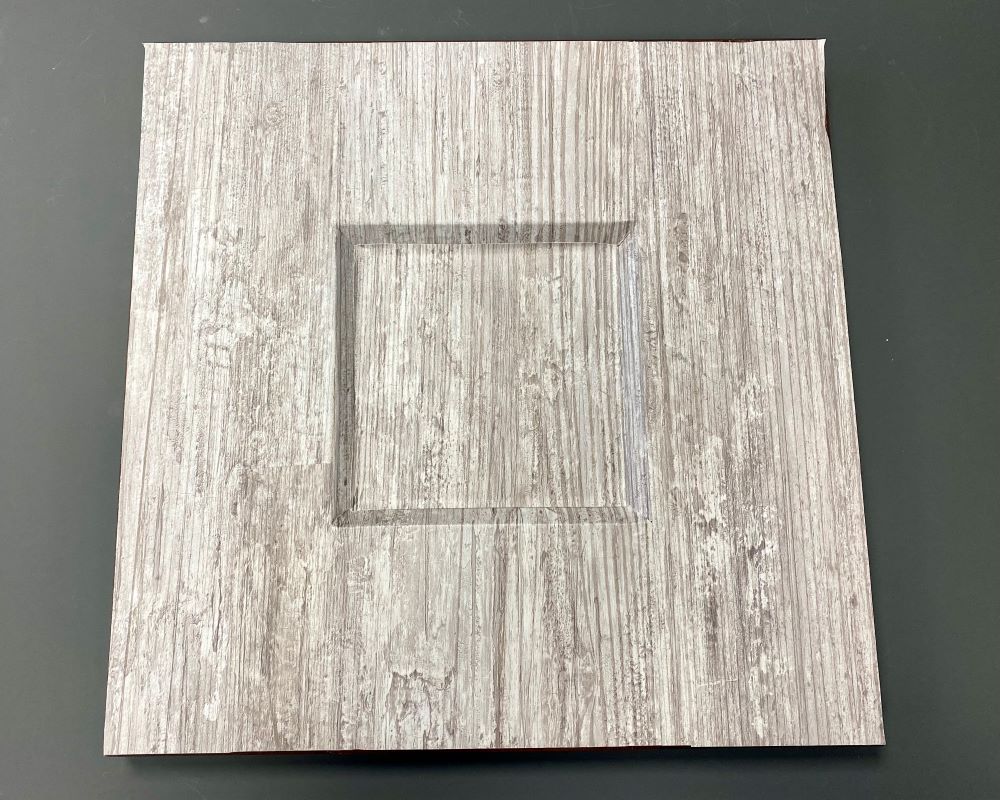 Foto van complexe paneeldeur die gebruikt wordt bij een praktijkoefening tijdens de Appcademy training opleiding keukens wrappen