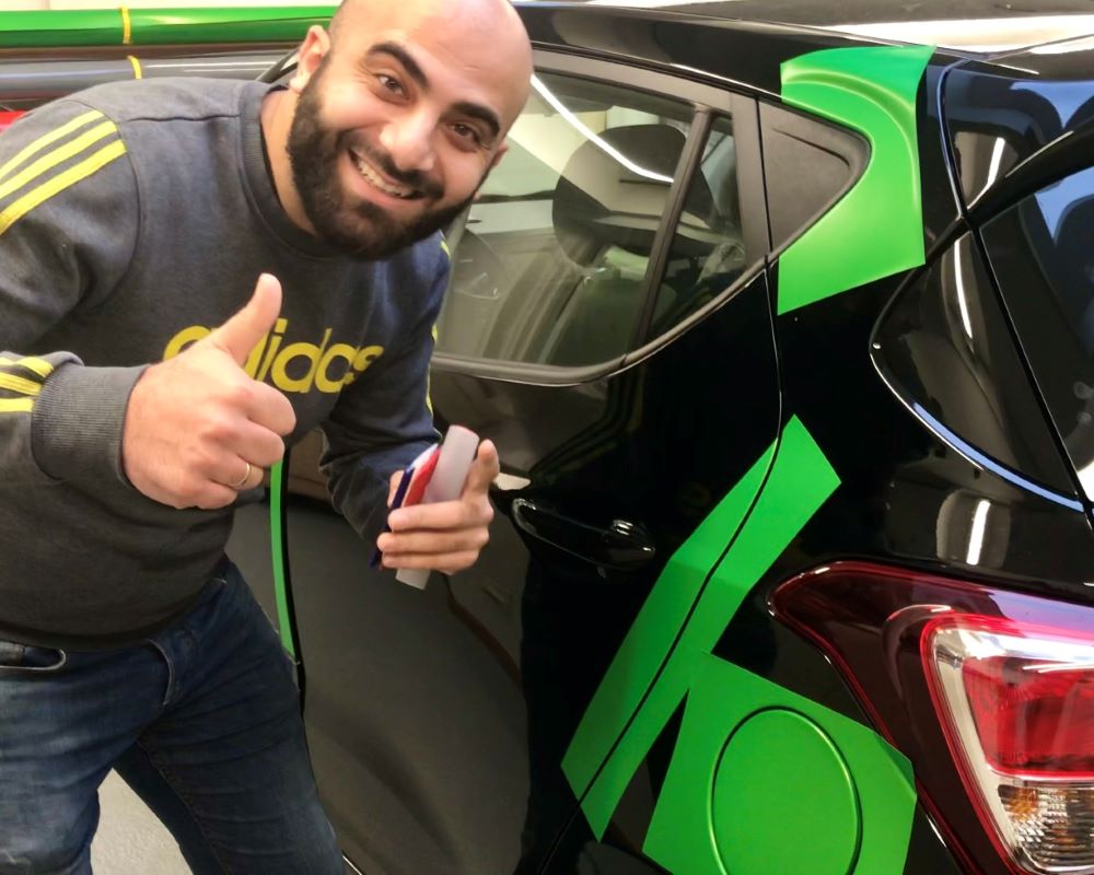 Cursist is blij met resultaten van praktijkoefeningen Appcademy carwrap training opleiding