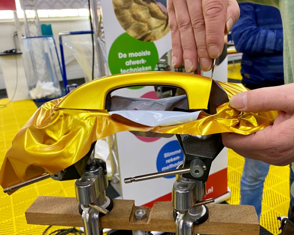 Demonstratie door trainer van handgreep wrappen tijdens Appcademy cursus