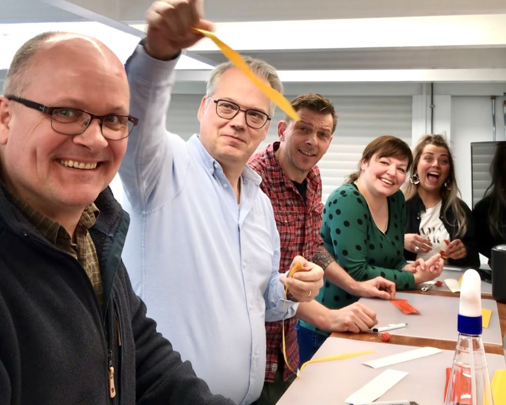 Docenten van ROC / MBO opleiding signmaker doen folie snij oefeningen tijdens speciale Appcademy cursus voor docenten