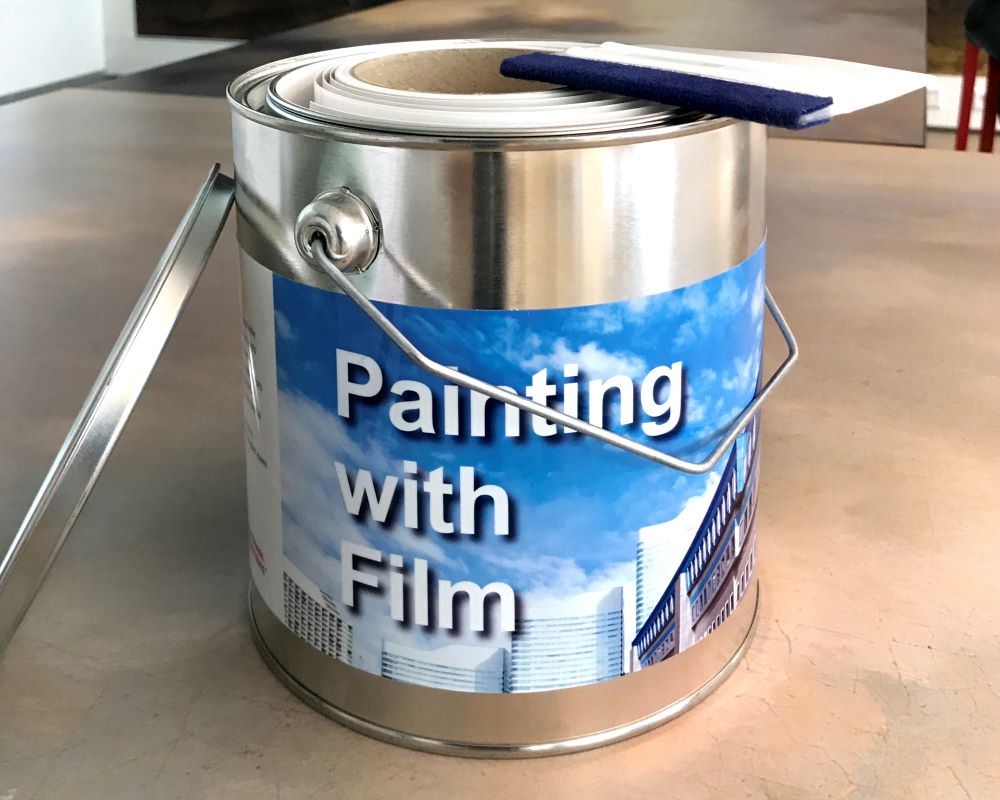 Leeg open verfblik met opgerolde Facadefilm kozijnfolie erin