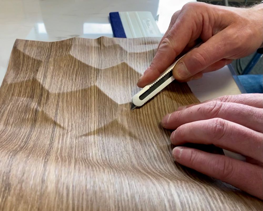 Interieurfolie op een 3D complexe ondergrond gewrapped door cursist tijdens de Appcademy training interieurfolie en keukens wrappen