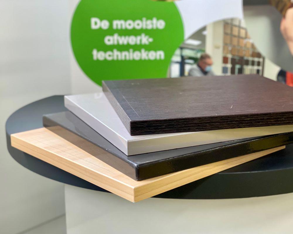Foto van diverse keuken deurtjes waarmee oefeningen gedaan worden om de mooiste afwerk technieken te leren tijdens de Appcademy training keukens wrappen