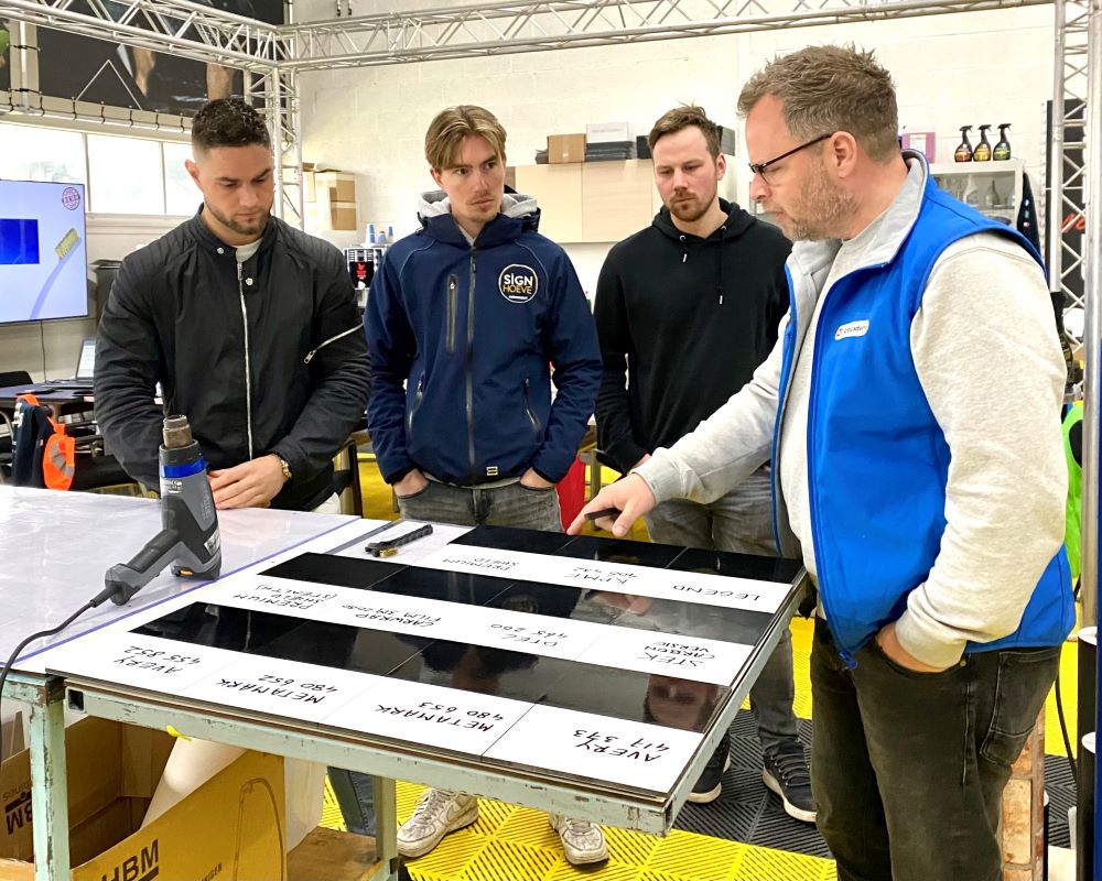 Trainer demonstreert verschillen in self healing eigenschappen diverse PPF folies tijdens Appcademy Paint Protection Film cursus