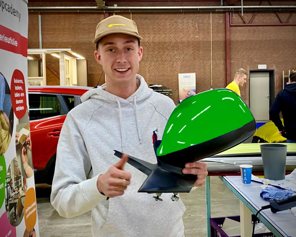 Cursist is tevreden met resultaten van praktijkoefening spiegel wrappen in Appcademy opleidingscentrum