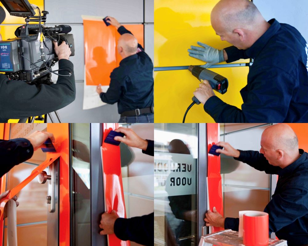 Man demonstreert plakken Facadefilm kozijnfolie aan cameraman met draaiende camera