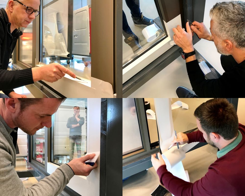 Cursisten doen praktijkoefeningen met kozijnfolie tijdens “Schilderen met folie” Facadefilm cursus