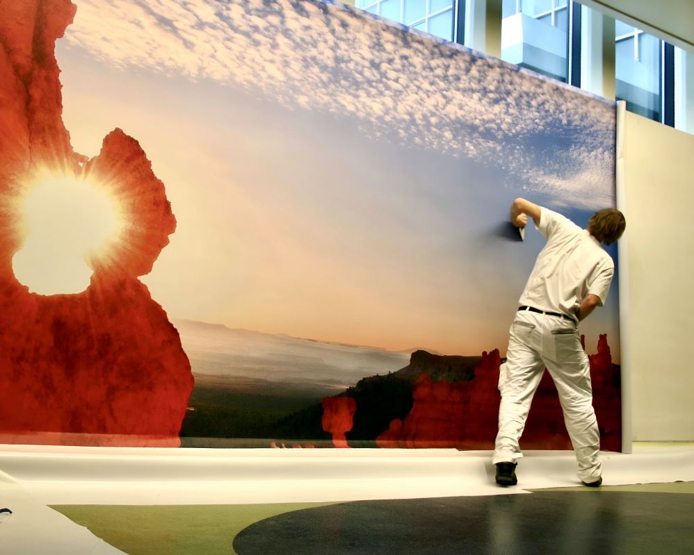 Trainer demonstreert plakken groot formaat print van Airtex van Mehler of Walltex van Probo tijdens Appcademy Naadloos fotobehang cursus