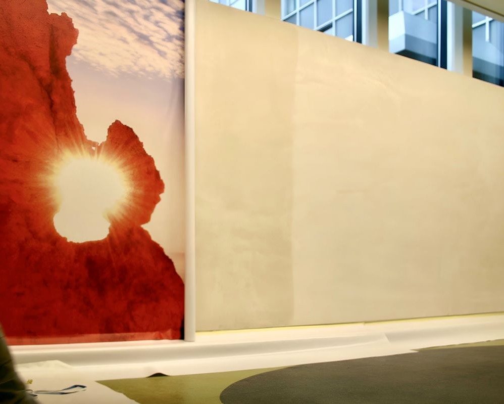 Trainer demonstreert plakken groot formaat print van Airtex van Mehler of Walltex van Probo tijdens Appcademy Naadloos fotobehang cursus