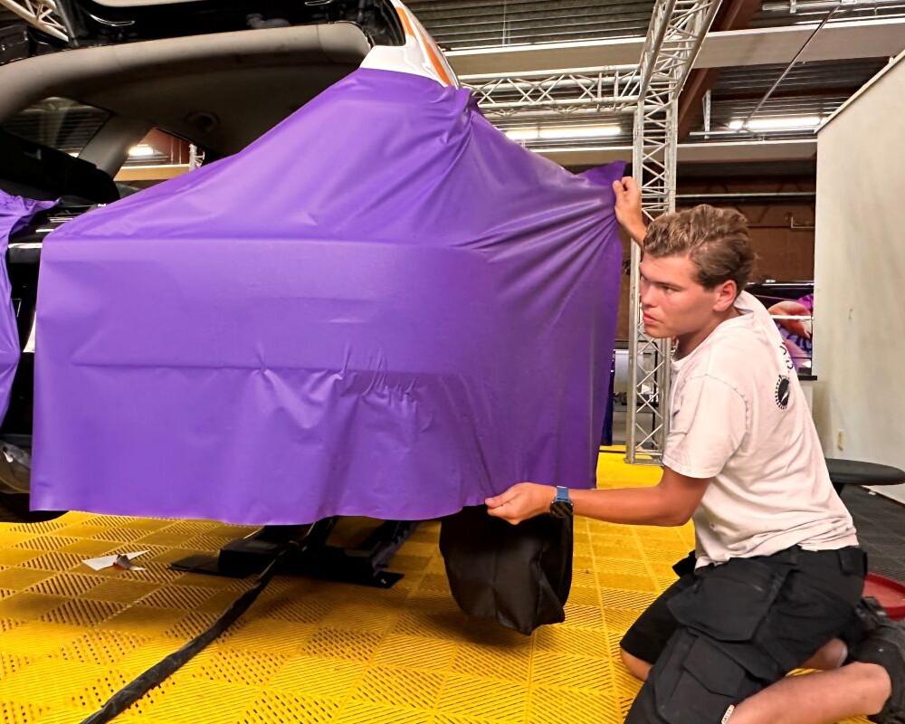 Bumper wrappen tijdens Carwrap Advanced