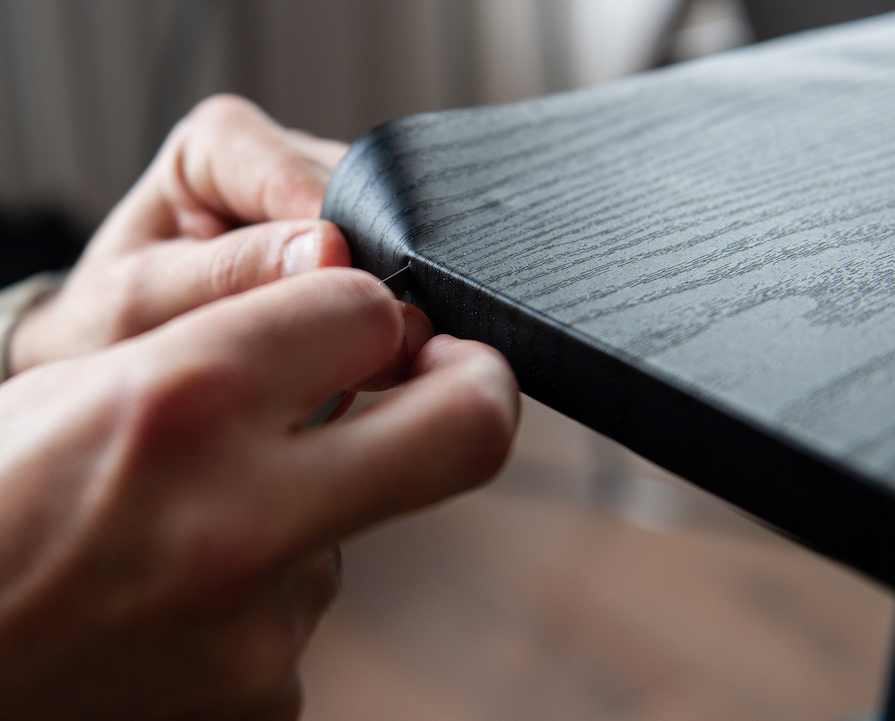 keuken wrappen - een deurfrontje wordt gewrapt met interieurfolie - Appcademy training Interieurfolie