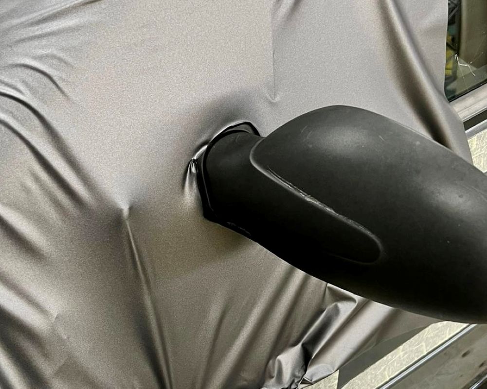 De Carwrap Masterclass leert je naadloos om de buitenspiegel van een auto heen wrappen