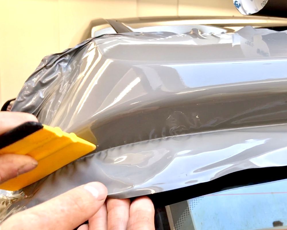 De Appcademy Carwrap Masterclass leert je hoe je spoilers wrapt zonder plooien